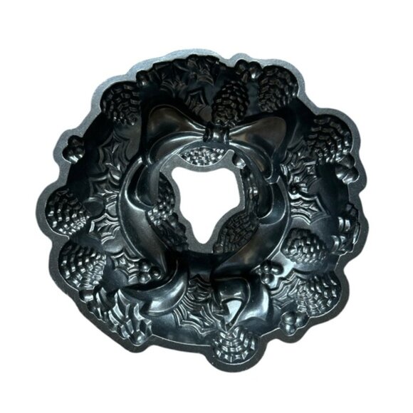 Nordic Ware Seasonal Holiday Wreath Bundt Cake Pan - Picture 5 of 7